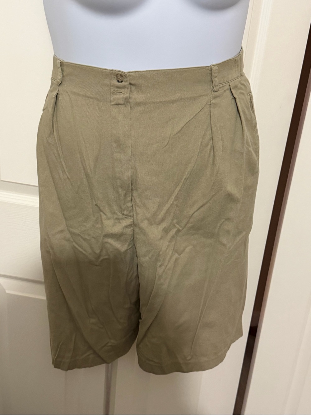 Vintage Women’s Khaki Pleated Shorts 22w/36